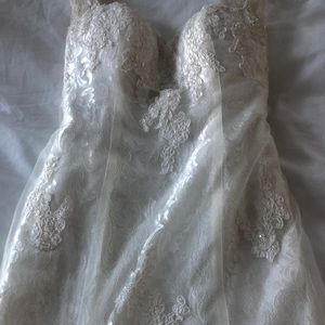 Keyhole Back Lace Ivory Wedding Dress